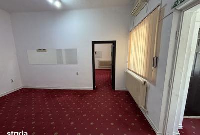 Casă cu 5 camere cu Teren 300 Mp în Vatra Luminoasă
