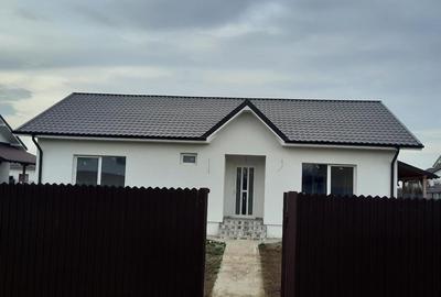 Casă individuală cu 4 camere cu Teren 490 Mp în Săbăreni