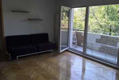 Apartament cu 3 camere semidecomandat în Medicină