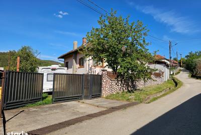 Casă cu 3 camere cu Teren 1060 Mp în Central