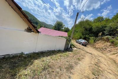Casă cu 4 camere cu Teren 1000 Mp în Podeni