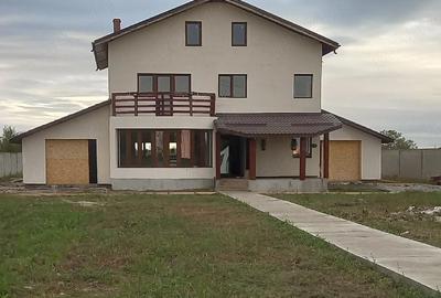 Casă cu 4 camere cu Teren 7500 Mp în Central - 2
