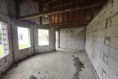 Casă cu 5 camere cu Teren 4400 Mp în Central - 1