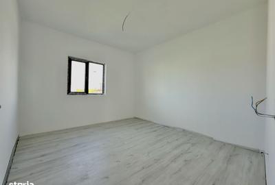 Casă cu 4 camere în Lumina