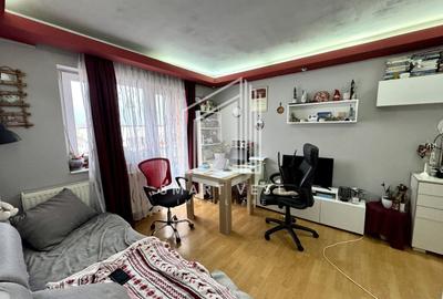 Apartament cu 3 camere semidecomandat în Botizului