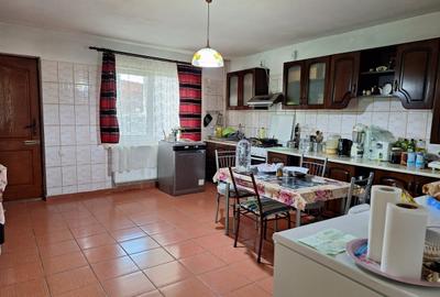 Casă cu 5 camere cu Teren 4200 Mp în Central - 8
