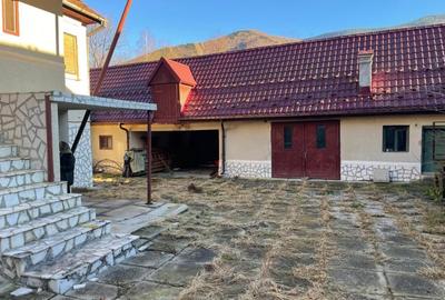 Casă cu 9 camere cu Canalizare în Râu Sadului - 4