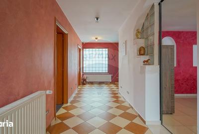 Casă cu 7 camere cu Teren 300 Mp în Central - 18