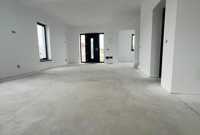 Casă cu 4 camere cu Teren 900 Mp în Lazuri