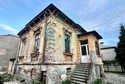 Casă cu 6 camere cu Teren 397 Mp în Central