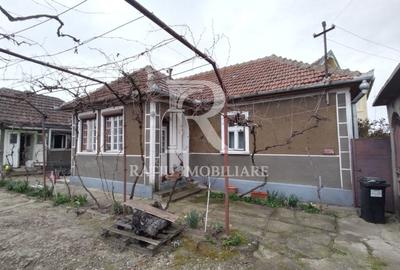 Casă individuală cu 3 camere cu Canalizare în Rontău