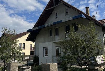 Casă cu 4 camere cu Teren 1000 Mp în Central - 1