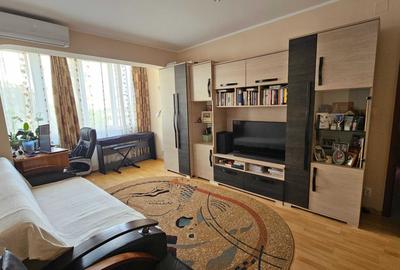 Apartament cu 3 camere semidecomandat în Aurel Vlaicu
