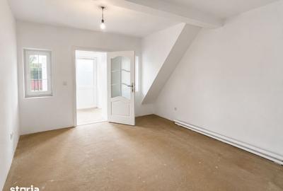 Casă cu 3 camere cu Teren 2233 Mp în Sânmartin