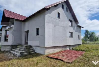 Casă cu 4 camere cu Teren 1000 Mp în Central - 2