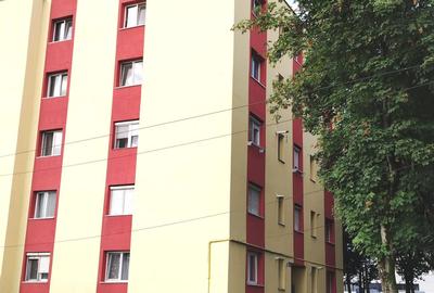 Apartament cu 3 camere decomandat, mobilat în Est