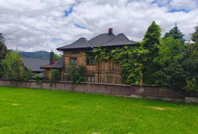 Casă cu Teren 1756 Mp în Central