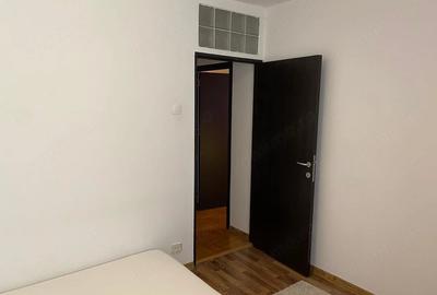 Apartament cu 3 camere semidecomandat în Calea Victoriei