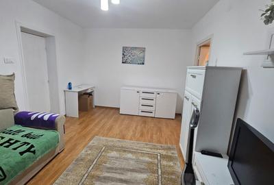 Apartament cu 2 camere semidecomandat în Podu Roș