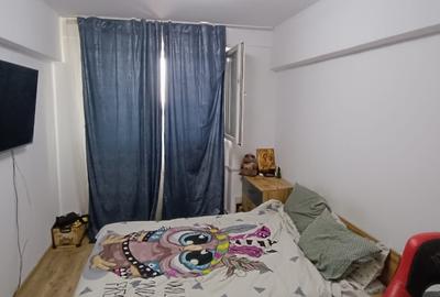 Apartament cu 3 camere decomandat în Drumul Taberei