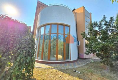 Casă individuală cu 7 camere cu Canalizare în Central