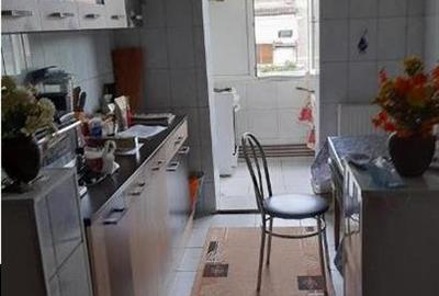 Apartament cu 3 camere decomandat, mobilat în Lipovei