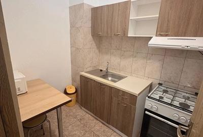 Garsonieră decomandată în Romană