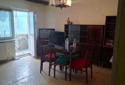 Apartament cu 3 camere decomandat în Tineretului