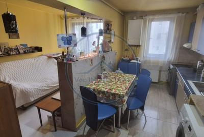 Apartament cu 3 camere semidecomandat în Decebal