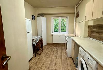 Apartament cu 3 camere decomandat în Tei