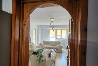 Apartament cu 3 camere decomandat în P-ța Unirii