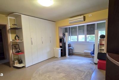 Apartament cu 3 camere semidecomandat în Complex Studențesc