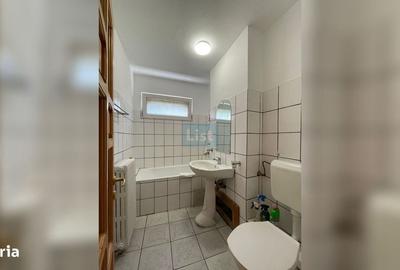 Apartament cu 3 camere semidecomandat în Micro III