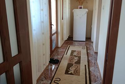 Casă cu 3 camere cu Canalizare în Central
