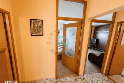 Apartament cu 3 camere decomandat în Florilor