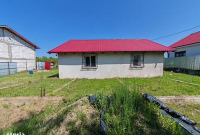Casă cu 3 camere nedecomandat în Izvoare