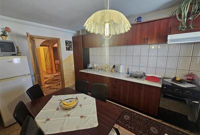 Apartament cu 3 camere decomandat, mobilat în Micro IV - 18