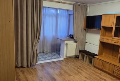 Garsonieră decomandată în Costin Georgian