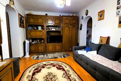 Apartament cu 3 camere semidecomandat în Tătărași