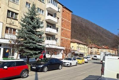 Apartament cu 4 camere decomandat, mobilat în Central