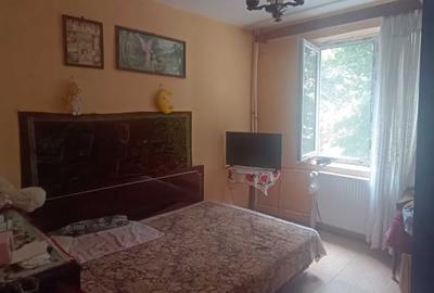 Apartament cu 3 camere decomandat în Crângași