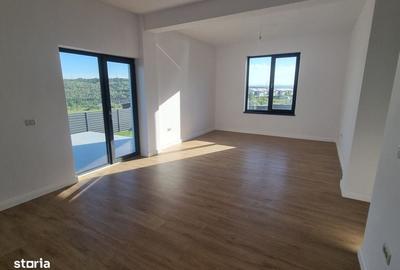 Casă cu 4 camere în Valea Adâncă