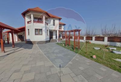 Casă cu 5 camere cu Teren 5204 Mp în Central - 1