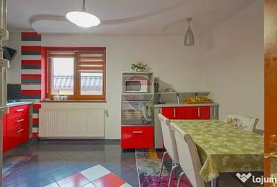 Casă cu 7 camere cu Teren 300 Mp în Central