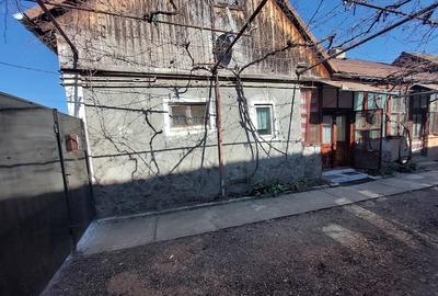 Casă cu 2 camere cu Teren 300 Mp în Central