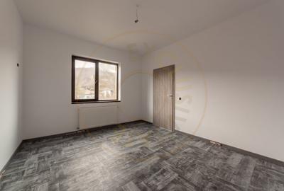 Casă individuală cu 8 camere cu Canalizare în Izvorani - 4