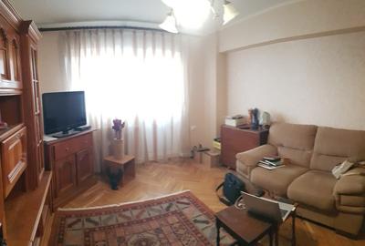 Apartament cu 3 camere decomandat în Școlilor