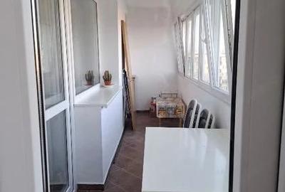 Apartament cu 3 camere semidecomandat în Uverturii