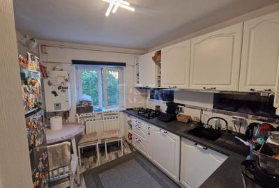 Apartament cu 3 camere semidecomandat, mobilat în Dristor