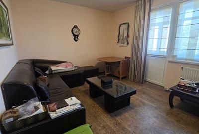 Apartament cu 3 camere decomandat în Cornișa - 2